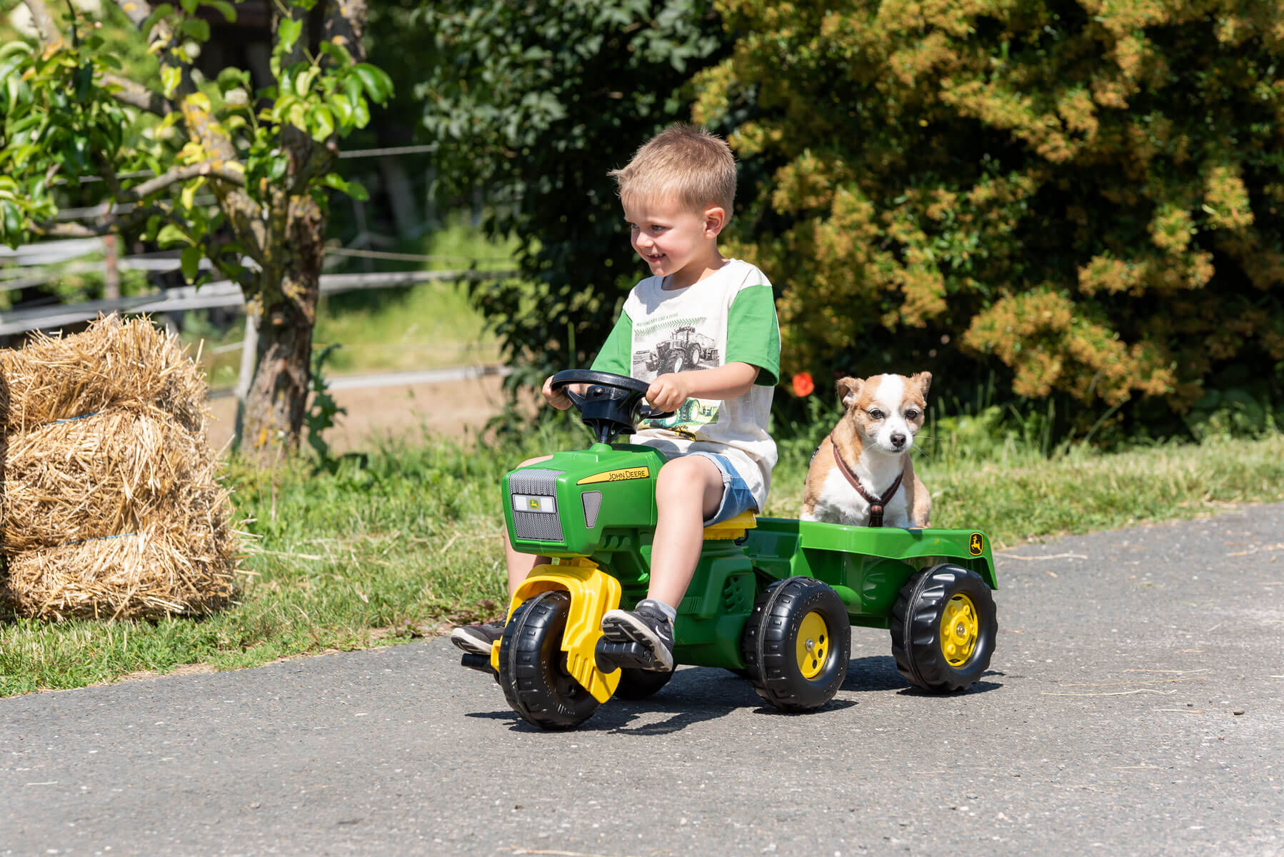 Traktor rollyTrac John Deere sa prikolicom