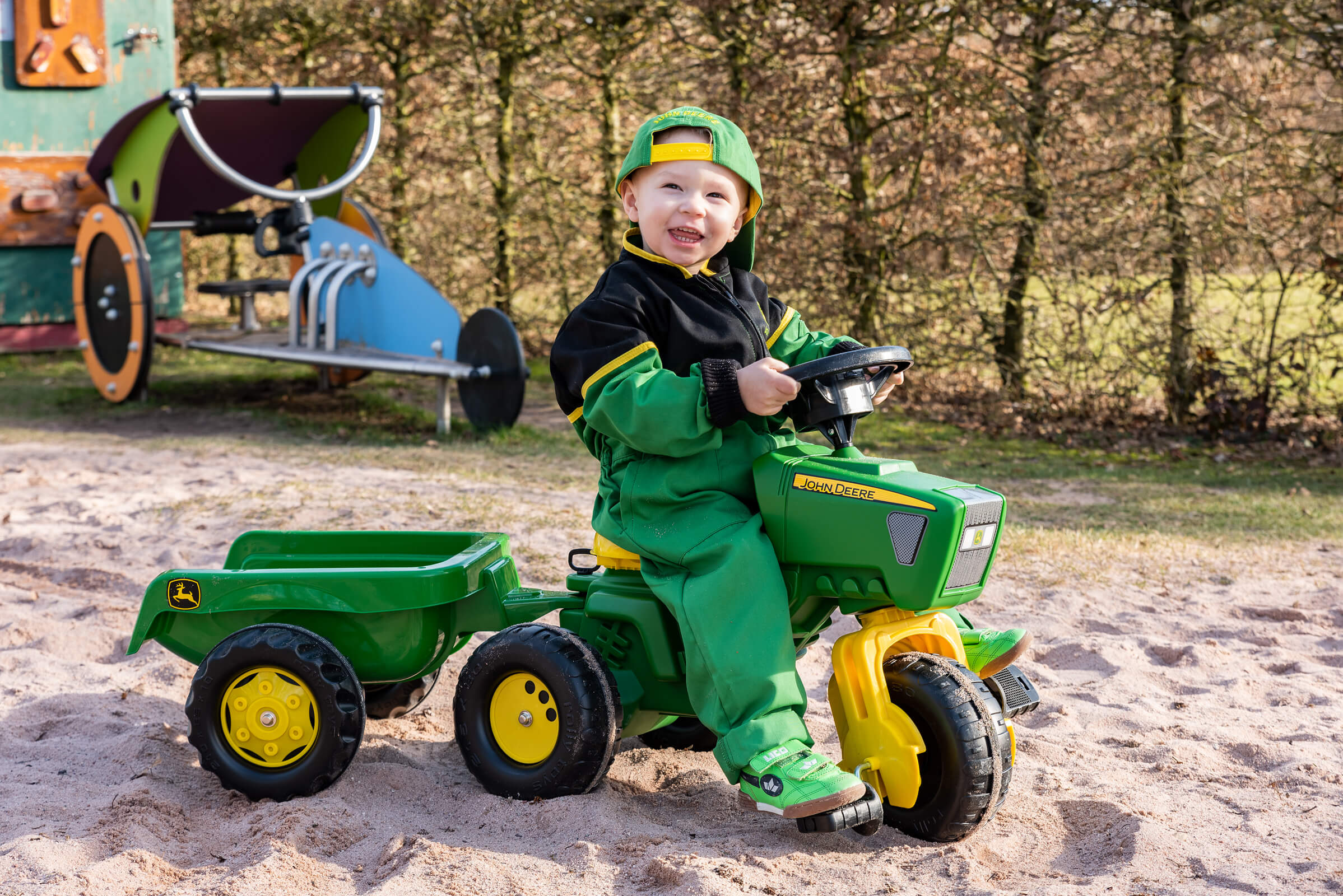 Traktor rollyTrac John Deere sa prikolicom